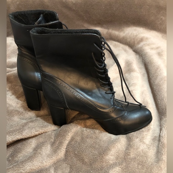 Black lace up boots - Picture 2 of 6